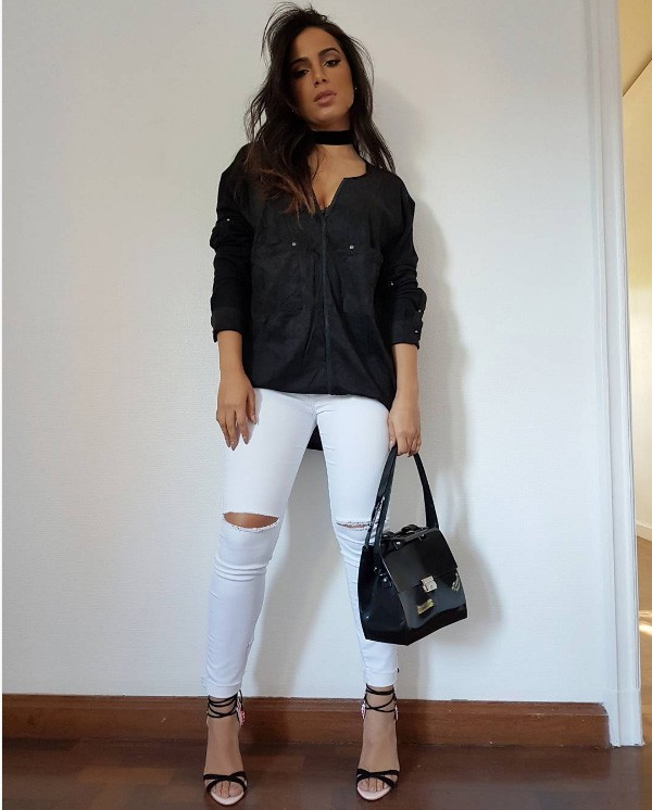 Em 'look do dia', Anitta aposta em calça branca rasgada (Foto: Reprodução / Instagram)
