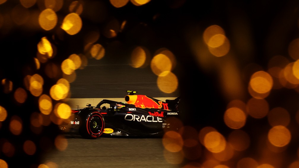 Sergio Pérez acelera para completar a dobradinha da Red Bull no grid do GP do Bahrein de 2023 — Foto: Lars Baron/Getty Images