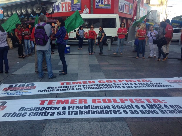 Cartazes contra o presidente em exercício, Michel Temer, foram expostos em protesto (Foto: Natália Normande/G1)