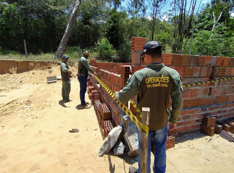Obra estava sendo feita em área de proteção ambiental, em duna, no bairro Pitimbu — Foto: Divulgação