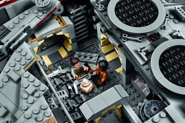 Rey, Finn e BB-8 na Millennium Falcon  (Foto: reprodução )
