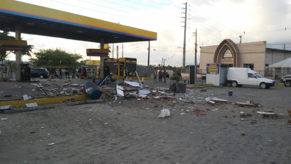 Posto de combustível foi explodido na madrugada desta sexta-feira (24), em João Pessoa — Foto: Antônio Vieira/TV Cabo Branco