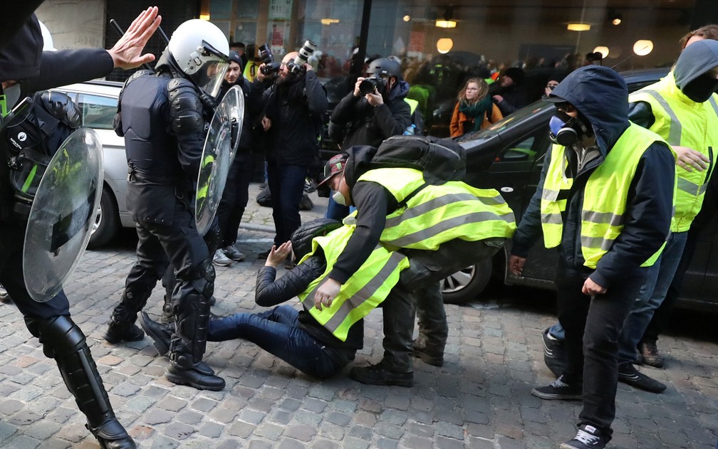 Manifestantes com coletes amarelos entram em confronto com policiais em Bruxelas, na BÃ©lgica, no dia 30 de novembro â€” Foto: Reuters/Yves Herman