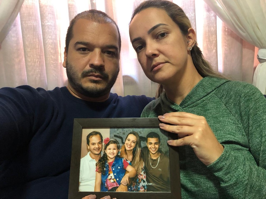Pais de Gabriel Galhardo com foto dele com a fam&iacute;lia &mdash; Foto: Arquivo pessoal