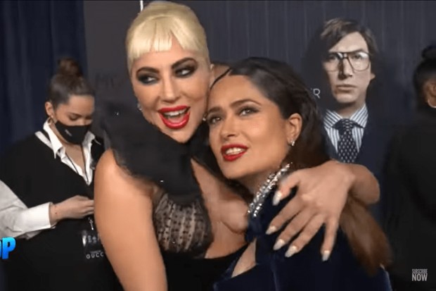 Lady Gaga e Salma Hayek em uma das premieres de House of Gucci (Foto: Reprodução)