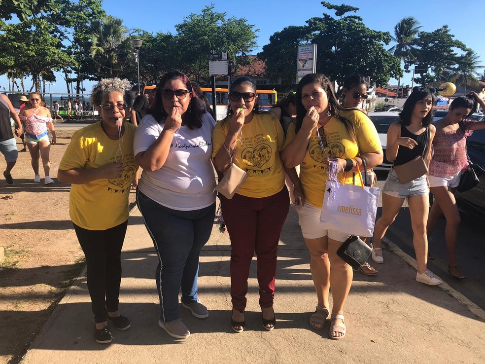 Mulheres ganharam apitos para participar de ato contra a violência, durante o dia de prévias carnavalescas em Olinda — Foto: Pedro Alves/G1