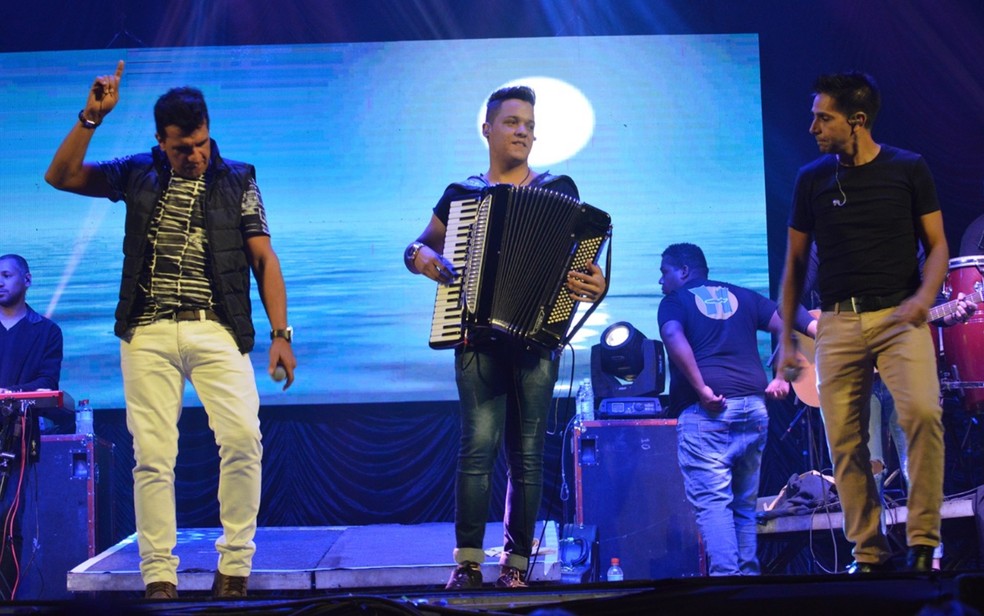 Felipe Melo durante show com a dupla Racyne e Rafael, com quem trabalhava (Foto: Divulgação)