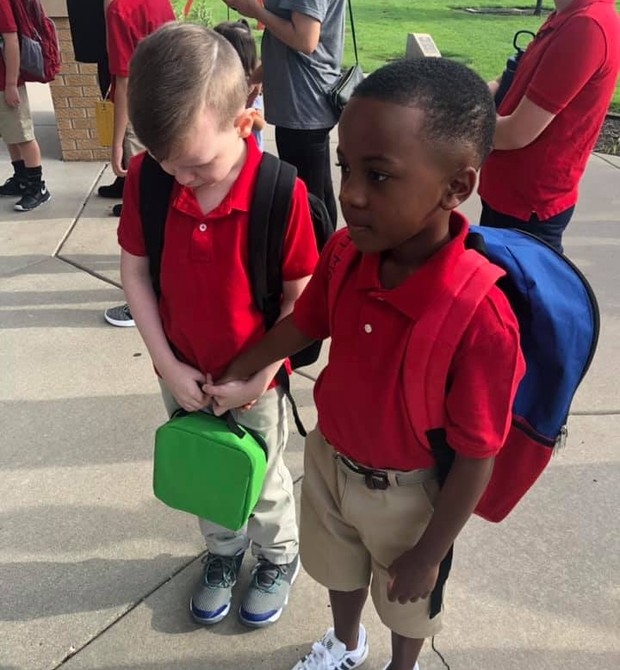 Os meninos no primeiro dia de aula (Foto: Reprodução Facebook)