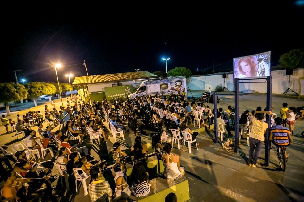 Público assiste sessão de cinema ao ar livre com o projeto Cinesolar (Foto: Danilo Ramos/ Divulgação)