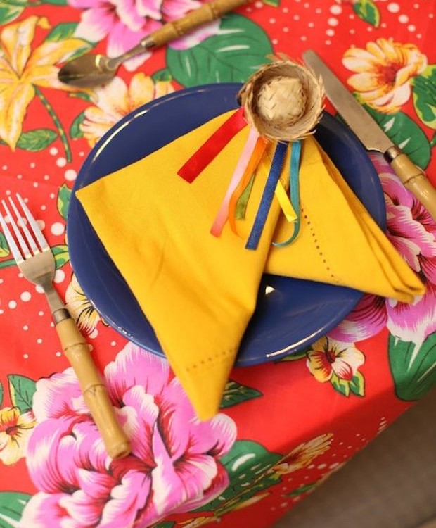 Guardanapo dobrado como uma bandeirinha de festa junina cria uma mesa temática sem esforço (Foto: Capitao Zeferino / Pinterest)