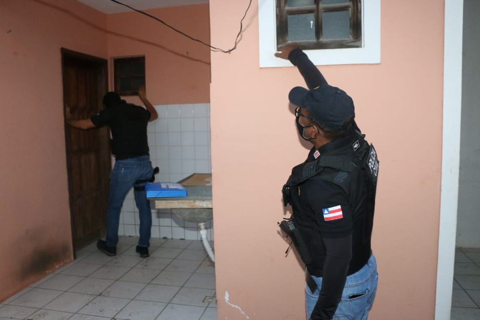 Polícia cumpre mandados de prisão, busca e apreensão em operação de combate a tráfico de drogas sintéticas — Foto: Alberto Maraux/SSP-BA