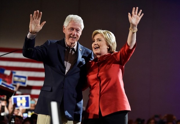 Hillary comemora a vitória em Nevada, ao lado do marido e ex-presidente Bill Clinton (Foto: David Becker/Reuters)