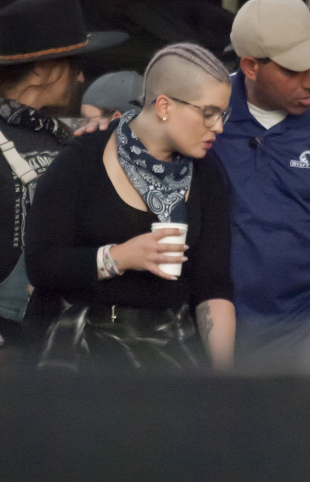 Kelly Osbourne muda look e adere a moicano com trancinhas Quem QUEM