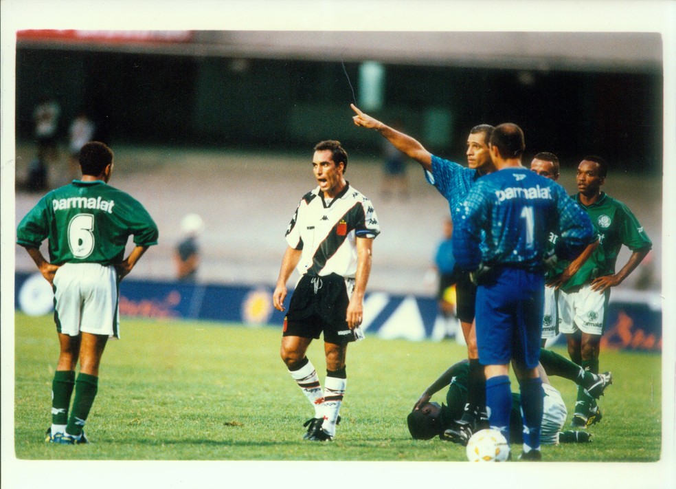 Edmundo é expulso no primeiro jogo da final do Brasileiro: ordem de Eurico Miranda (Foto: Edu Garcia / Agência Estado)