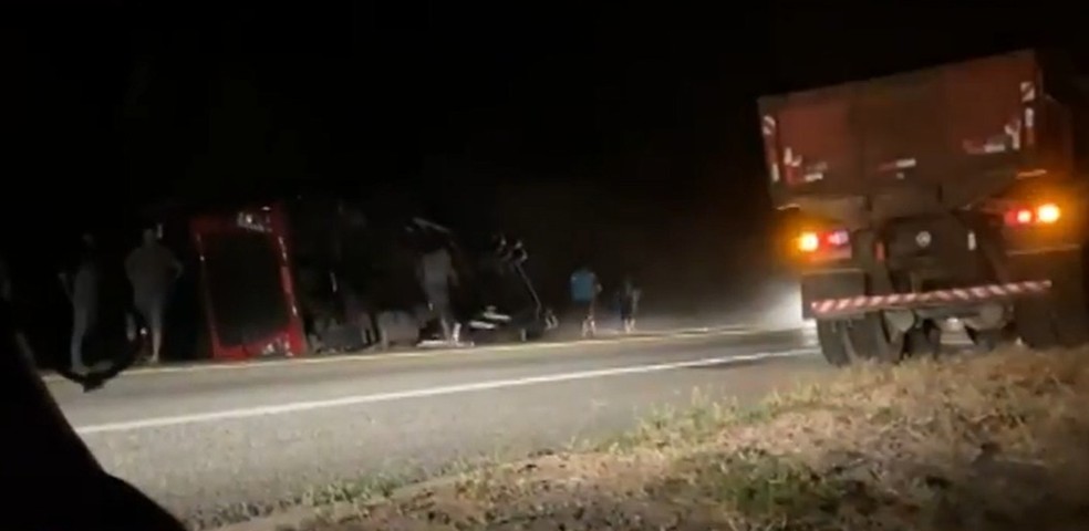 Homem morre e três pessoas ficam feridas após batida entre carro e caminhão na BR-116 — Foto: Reprodução / TV Bahia