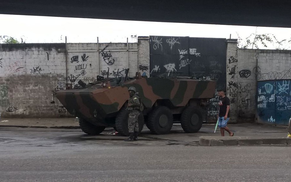 Blindado das tropas federais posicionado em um dos acessos à favela do Jacarezinho (Foto: Carlos Brito / G1)