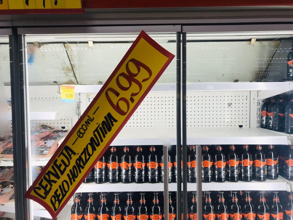 Cerveja Belorizontina foi retirada de prateleiras de supermercado nesta quinta-feira (9) — Foto: Rodrigo Franco/TV Globo 