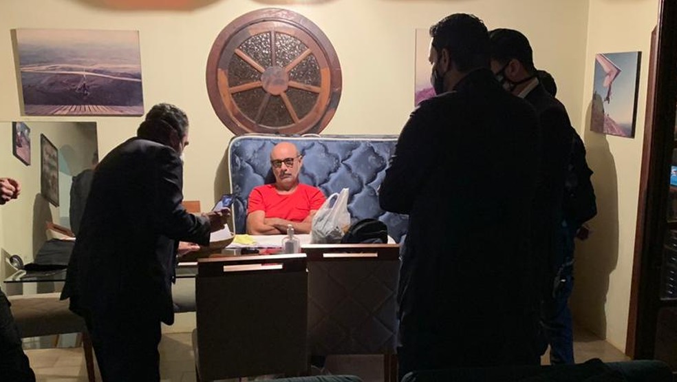 Fabrício Queiroz com policiais na casa onde foi preso em Atibaia, no interior de SP — Foto: arquivo pessoal