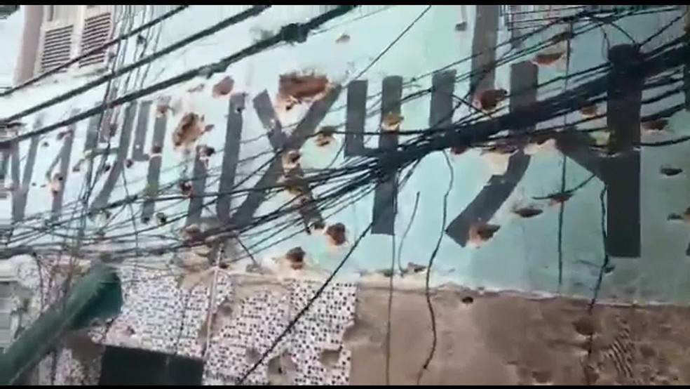 Confrontos iniciados no dia 17 de setembro após invasão de traficantes ao Morro da Rocinha deixaram cenário de guerra na comunidade (Foto: Reprodução/ GloboNews)