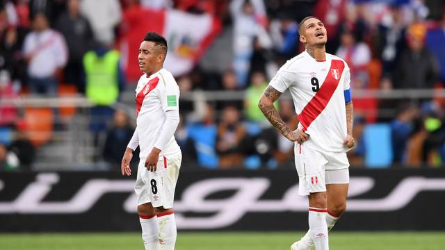 Cueva e Guerrero lamentam: Peru lutou, mas acabou derrotado pela Frana e no tem mais chances de classificao