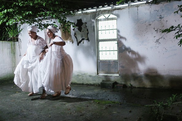 Durante cerimônia de candomblé na Bahia, celebração aos orixás Iemanjá e Oxum (Foto: Mario Tama/Getty Images)