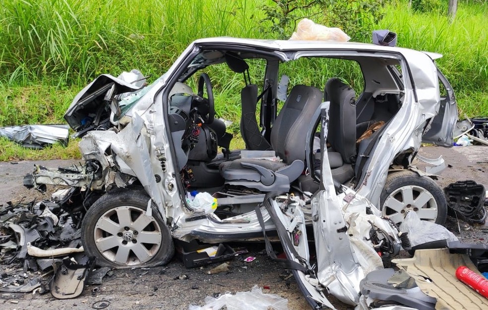 Carro onde as irmãs estavam ficou completamente destruído na BR-470 — Foto: Reprodução
