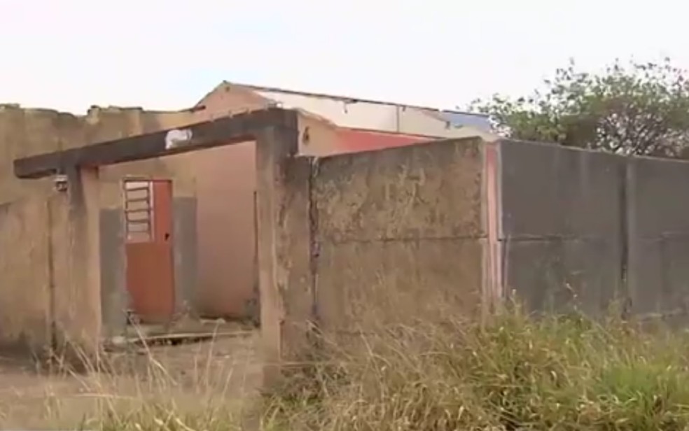 Estupro ocorreu em uma casa abandonada em Aparecida de Goiânia, Goiás — Foto: Reprodução/TV Anhanguera