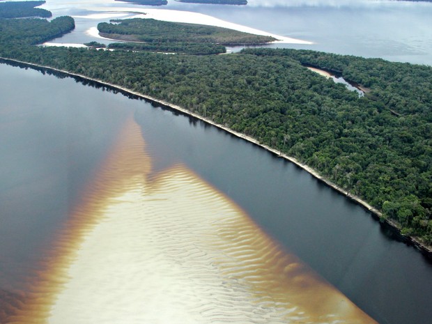 Bancos de areia são vistos em várias áreas do Rio Negro (Foto: Suelen Gonçalves/G1 AM)