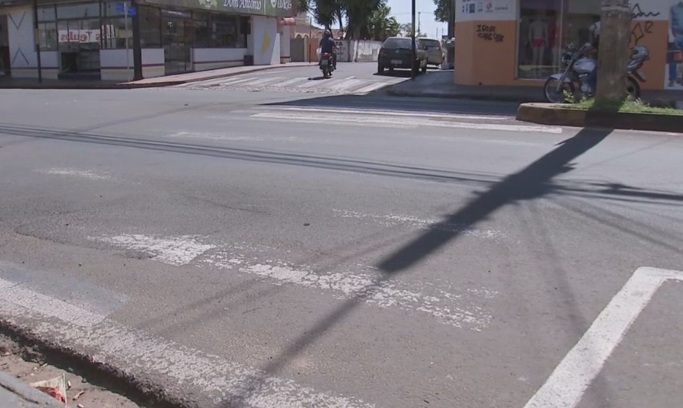 Idosa tentava atravessar na faixa de pedestre quando foi atingida (Foto: Reprodução / TV TEM )