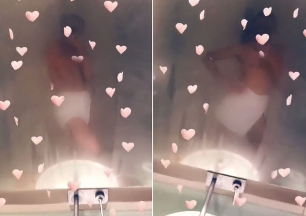 Pabllo Vittar causa no espelho com toalha de rosto amarrada na cintura (Foto: Reprodução/Instagram)