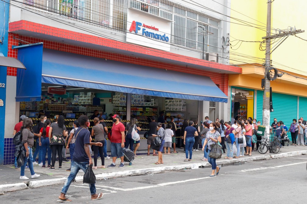 Movimenta&ccedil;&atilde;o na regi&atilde;o do Br&aacute;s, no centro de S&atilde;o Paulo (SP), nesta quarta-feira (10), no primeiro dia de reabertura do com&eacute;rcio de rua. &mdash; Foto: Mineto/Futura Press/Estad&atilde;o Conte&uacute;do