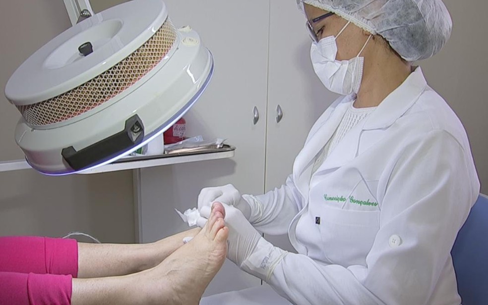 Há vaga para podóloga em Feira de Santana (Foto: Reprodução/ TV TEM)
