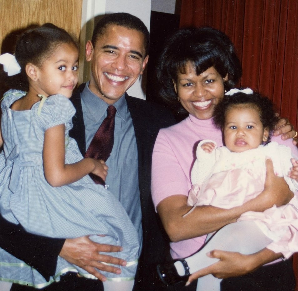 Bakack Obama e Michelle Obama com as filhas em foto antiga (Foto: Reprodução/Instagram)