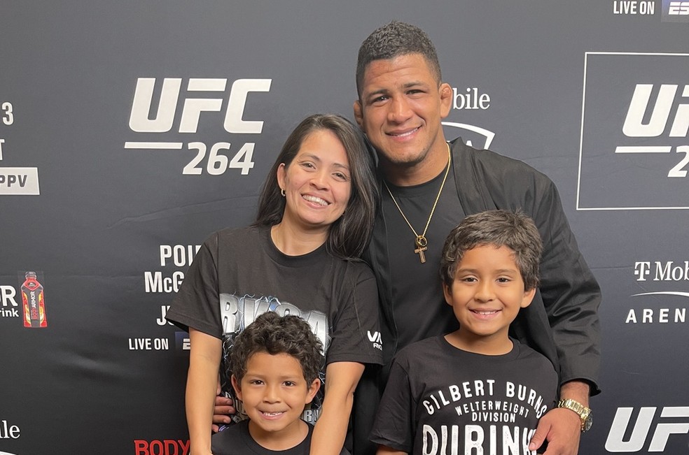 Gilbert Durinho com a esposa, Bruna, e os filhos após a luta — Foto: Evelyn Rodrigues