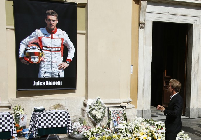Nico Rosberg observa painel com foto de Jules Bianchi, em funeral em Nice (Foto: AFP)