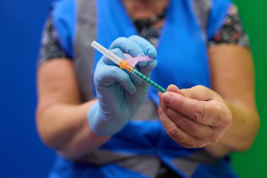 Profissional de saúde prepara dose de vacina contra varíola dos macacos na Holanda