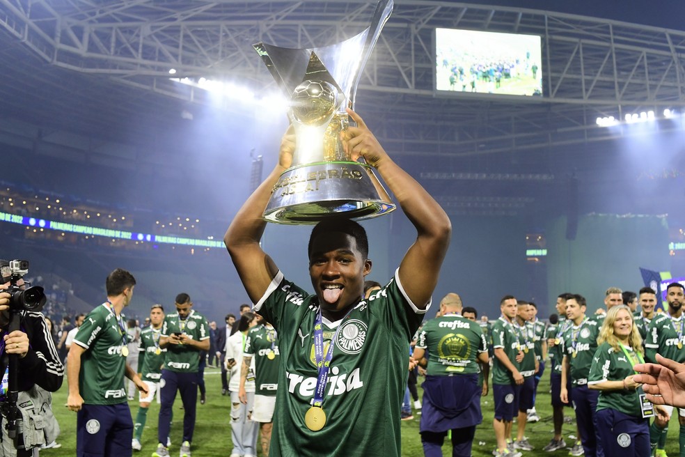 Endrick com a taça de campeão brasileiro pelo Palmeiras — Foto: Marcos Ribolli