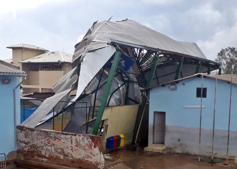 Parte da estrutura de quadra de escola cai durante chuva em Três Corações — Foto: Redes sociais 