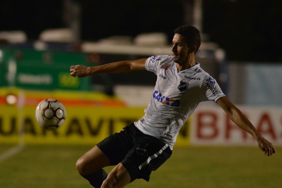 Cleiton retornou ao time na derrota para o Londrina; fase não é boa (Foto: Gustavo Oliveira/Londrina Esporte Clube)