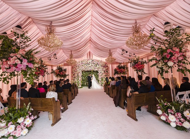 Tenda cor de rosa nop jardim da mansão foi o palco do casamento de Britney Spears e Sam Asghari (Foto: People / Reprodução)