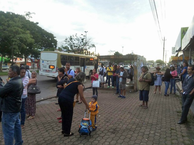 Passageiros lotam parada de ônibus no Taguacenter por causa de greve dos rodoviários do DF (Foto: Aldair Fernando/G1)