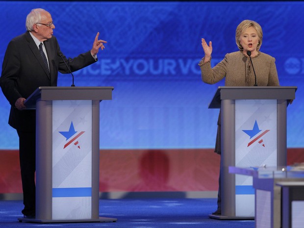 Senador Bernie Sanders e Hillary Clinton participam de debate com os pré-candidatos democratas à presidência dos Estados Unidos (Foto: Brian Snyder/Reuters)