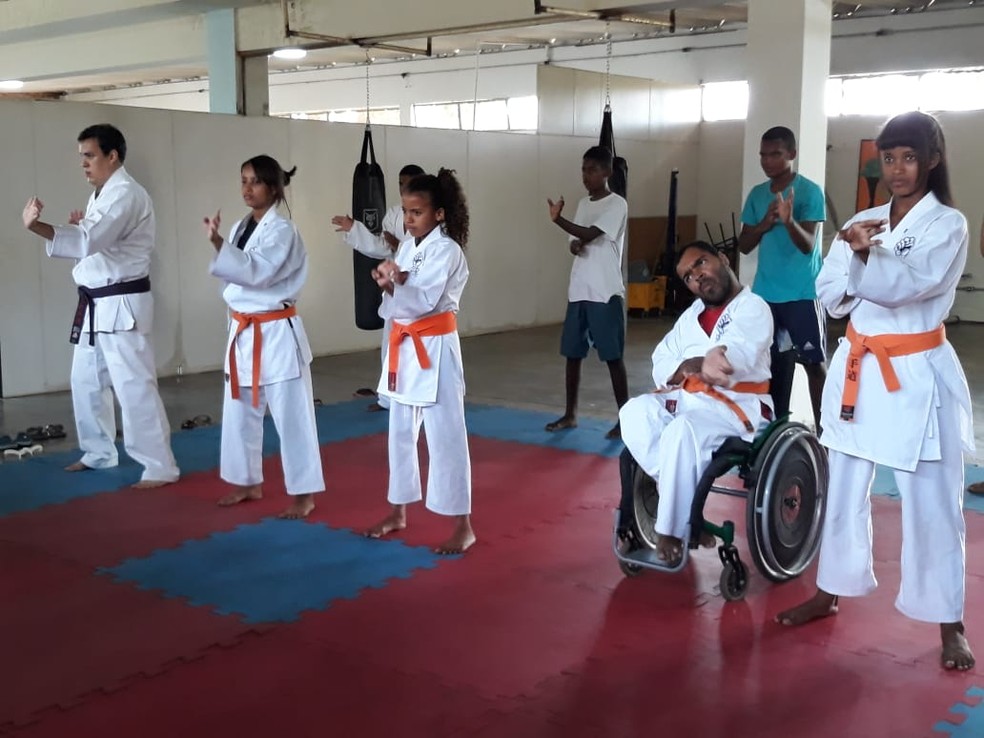 Movimentos complexos do caratÃª ajudam na maior autonomia e ganho de forÃ§a â Foto: Ricardo GuimarÃ£es/GE