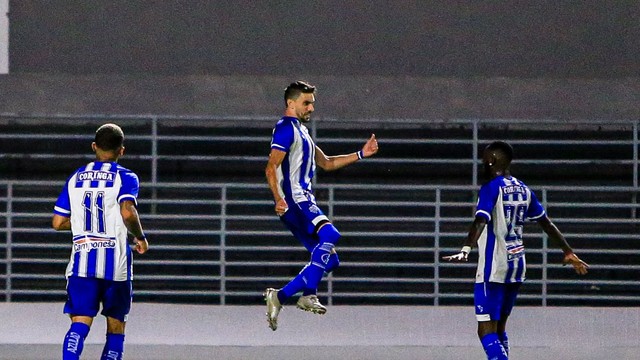 Pimpão e Allano comemora gol do CSA