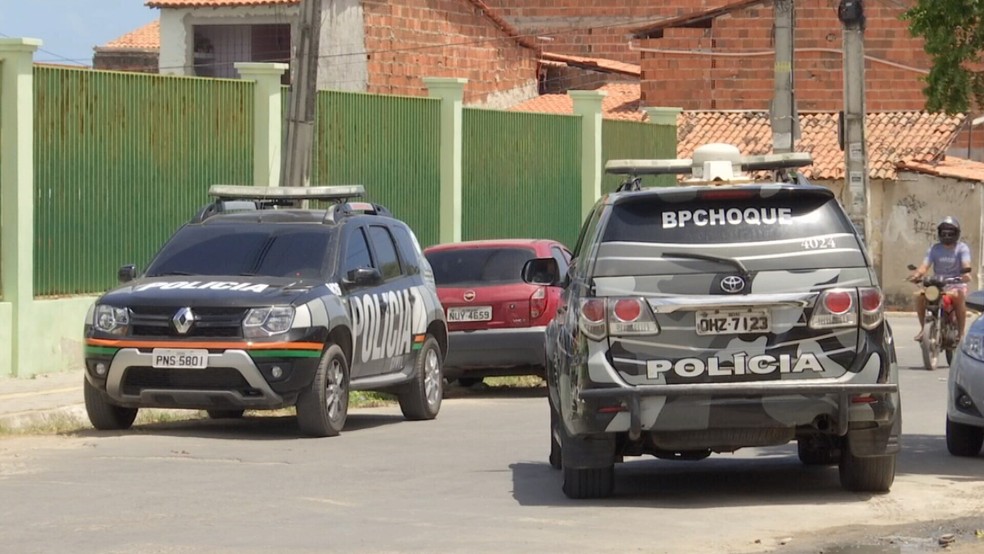 Equipes da polícia em frente ao centro Mártir Francisca, de onde adolescentes foram retirados e assassinados em rua próxima (Foto: TV Diário/Reprodução)