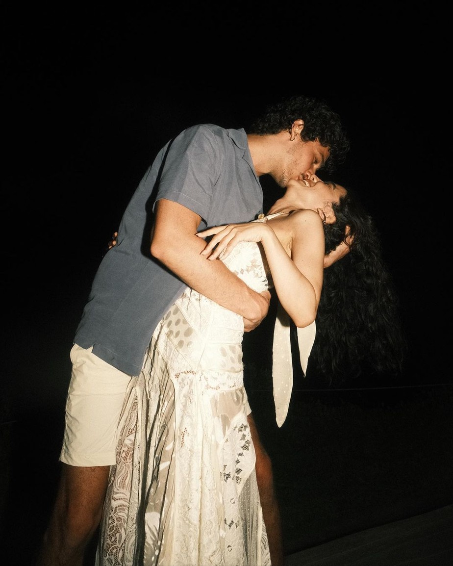Manu Gavassi surge em foto romântica com namorado
