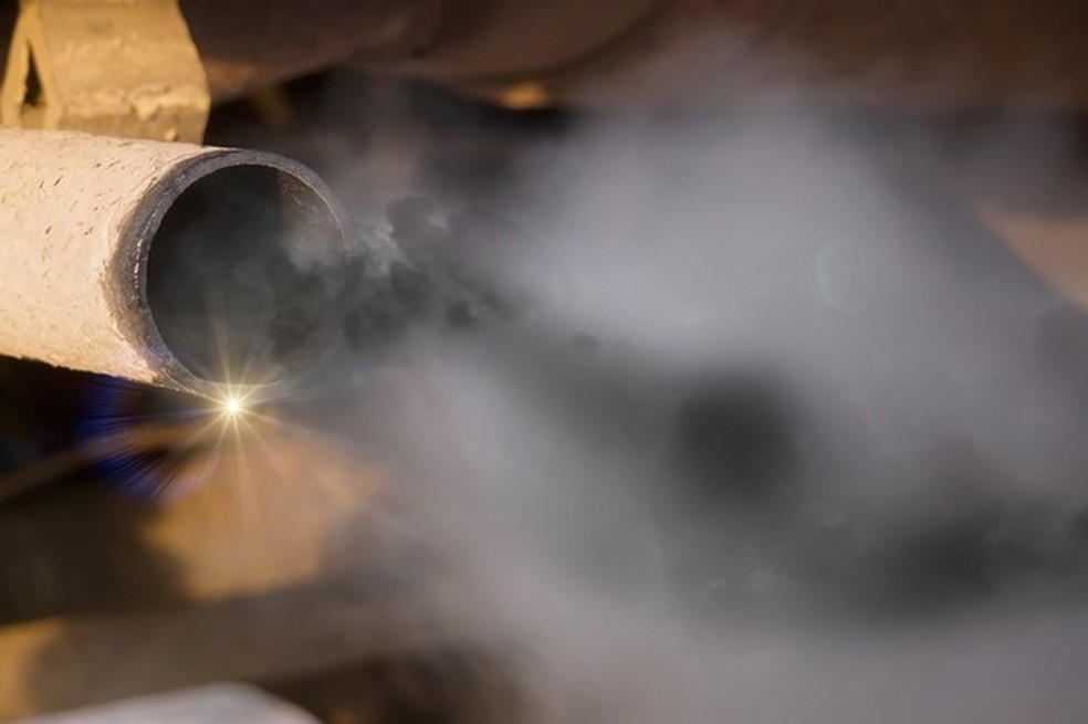Fumaça no escapamento e cheiro de queimado podem indicar que o óleo não está bom — Foto: Auto Esporte