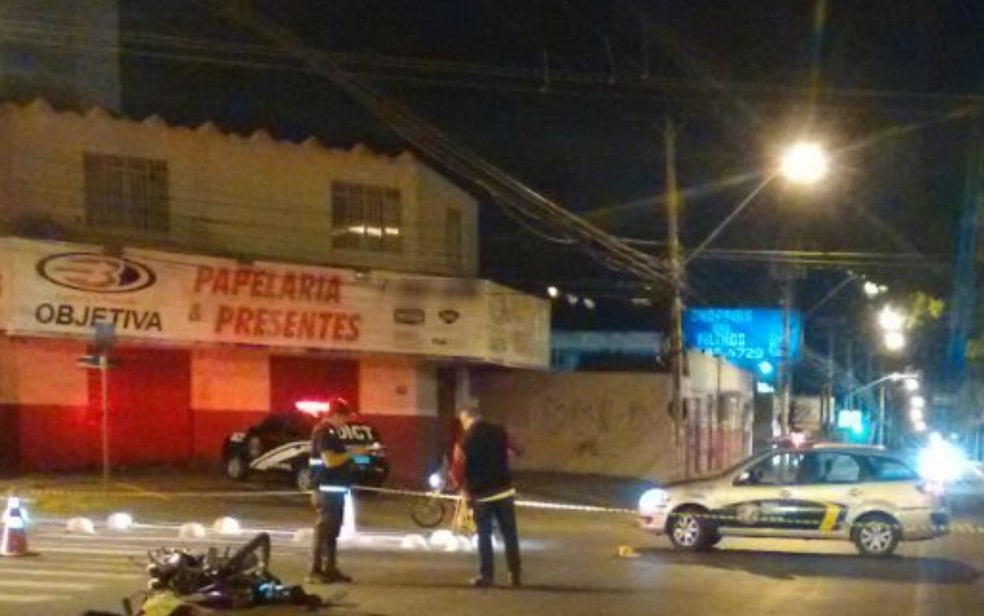 Motociclista morre após bater contra ambulância, em Goiânia, Goiás (Foto: Divulgação/ Dict)