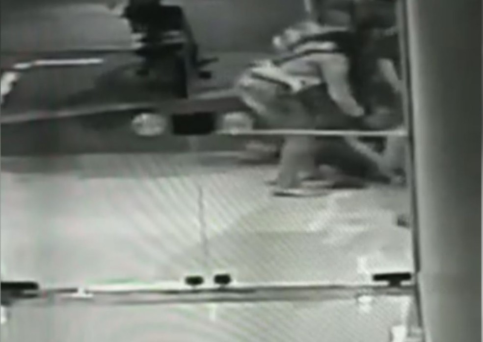 Mulheres ajudaram vítima após ela cair ao chão durante abordagem de criminoso em Santos, SP — Foto: Reprodução