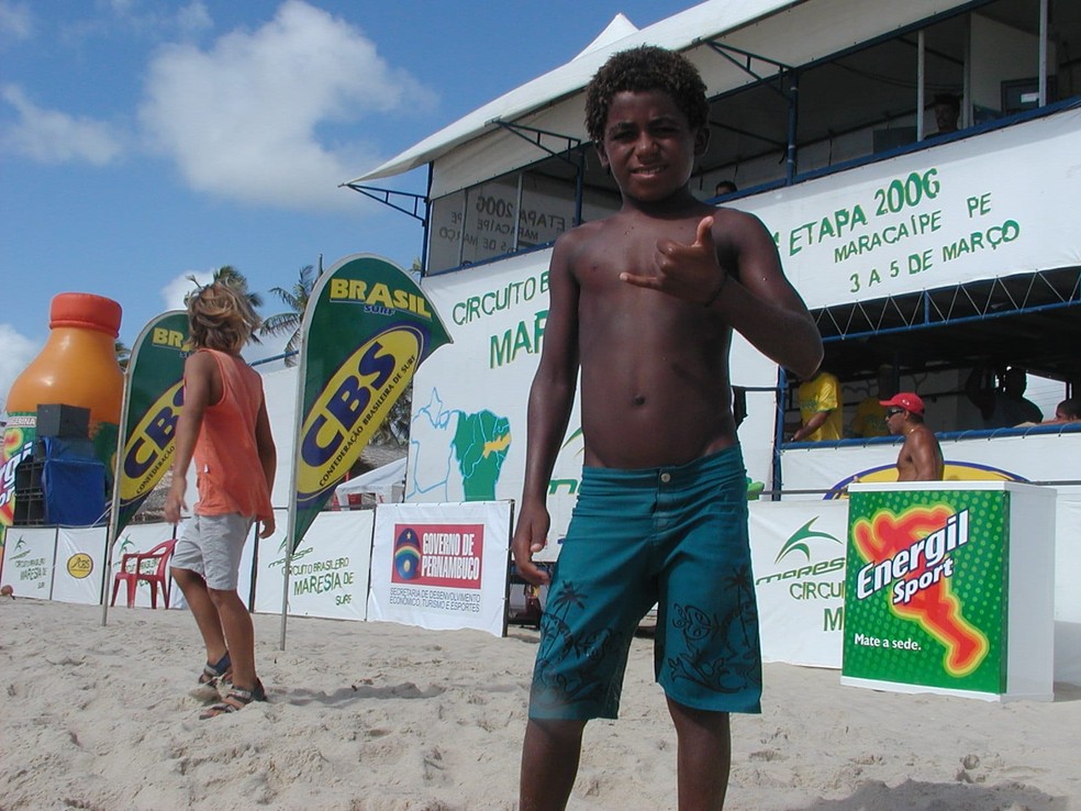 Fininho dando os primeiros passos e pegando as primeiras ondas em campeonato no surfe — Foto: Divulgação